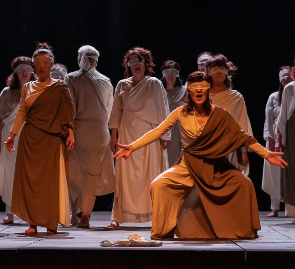 Allieve e allievi dei corsi di teatro durante un esercizio di scena